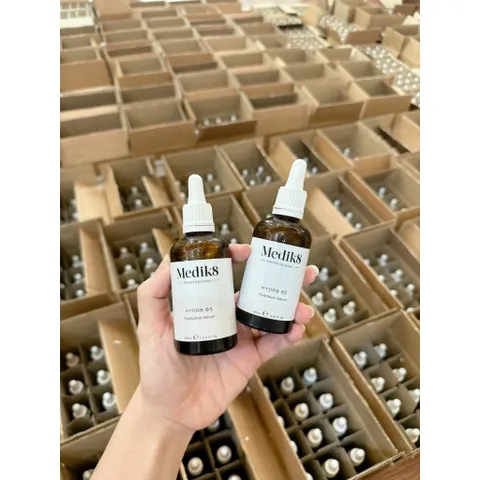 Serum Medik8 Hydr8 B5 - Dưỡng ẩm & phục hồi da mặt 60ml với Hyaluronic Acid và Vitamin B5, giúp da căng mịn và khỏe mạnh