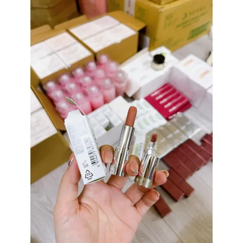 Son Thỏi Prada Monochrome Hyper Matte 1.6g - B101 Tiepolo Nâu Hồng Đất Lì Mịn, Thiết Kế Sang Trọng, Lên Màu Chuẩn, Bền Màu 8 Giờ