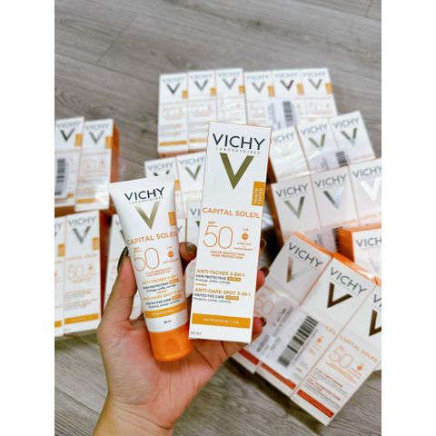 Kem Chống Nắng Vichy Capital Soleil Mattifying 3in1 SPF50+ 50ml cho Da Dầu Mụn - Chống Ô Nhiễm và Bụi Mịn Hằng Ngày