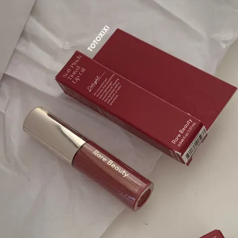 Son Bóng Rare Beauty Mini 1.37g - Màu Delight, Dưỡng Ẩm, Không Dính, Chất Son Lỏng Mướt, Đôi Môi Căng Bóng, Sáng Màu