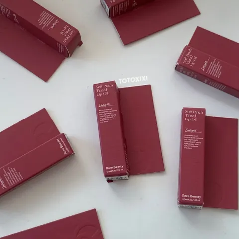 Son Bóng Rare Beauty Mini 1.37g - Màu Delight, Dưỡng Ẩm, Không Dính, Chất Son Lỏng Mướt, Đôi Môi Căng Bóng, Sáng Màu