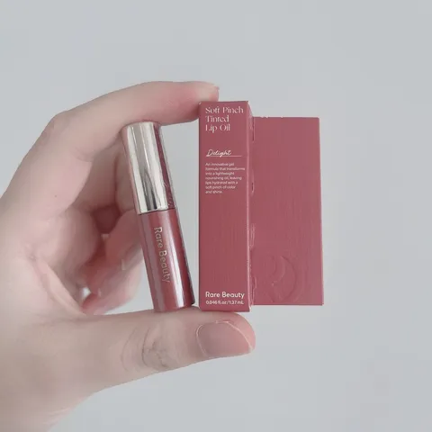 Son Bóng Rare Beauty Mini 1.37g - Màu Delight, Dưỡng Ẩm, Không Dính, Chất Son Lỏng Mướt, Đôi Môi Căng Bóng, Sáng Màu