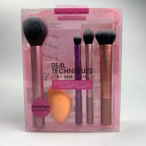 Set Cọ Trang Điểm Real Techniques Everyday Essentials - 4 Cọ + 1 Bông Tán Kem Nền, Che Khuyết Điểm, Tán Phấn, Lý Tưởng Cho Trang Điểm Hàng Ngày