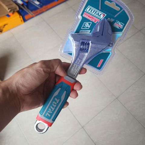 Mỏ Lết Total THT101106 10 Inch - Thép CR-V Chống Gỉ, Tay Cầm Chống Trượt, Siết Mở Bulong Dễ Dàng - Dụng Cụ Cầm Tay Chính Hãng