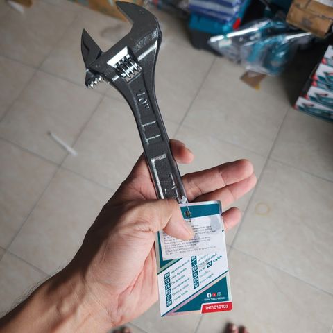 Mỏ Lết 10 Inch Total THT1010103 - Dụng Cụ Cầm Tay Thép Carbon Bền Chắc, Điều Chỉnh Hàm Mở Dễ Dàng, Tiện Lợi Cho Sửa Chữa