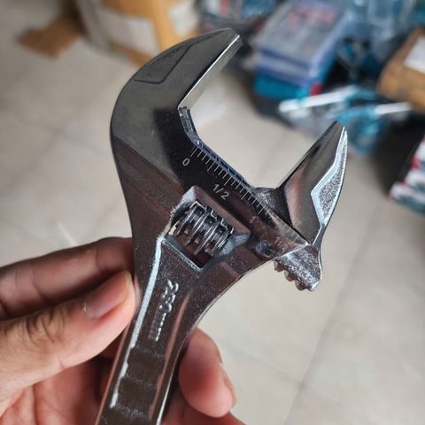 Mỏ Lết 10 Inch Total THT1010103 - Dụng Cụ Cầm Tay Thép Carbon Bền Chắc, Điều Chỉnh Hàm Mở Dễ Dàng, Tiện Lợi Cho Sửa Chữa