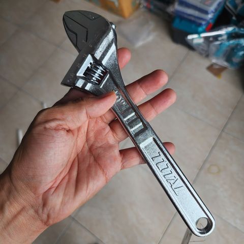 Mỏ Lết 10 Inch Total THT1010103 - Dụng Cụ Cầm Tay Thép Carbon Bền Chắc, Điều Chỉnh Hàm Mở Dễ Dàng, Tiện Lợi Cho Sửa Chữa