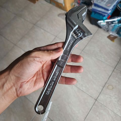 Mỏ Lết 10 Inch Total THT1010103 - Dụng Cụ Cầm Tay Thép Carbon Bền Chắc, Điều Chỉnh Hàm Mở Dễ Dàng, Tiện Lợi Cho Sửa Chữa