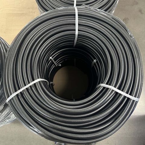 Ống dẫn nước Takagi 12 x 16.5 Smoke 126m - Chất liệu PP chịu lực, chống UV, tiện dụng cho tưới tiêu và rửa xe ngoài trời