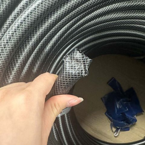Ống dẫn nước Takagi 12 x 16.5 Smoke 126m - Chất liệu PP chịu lực, chống UV, tiện dụng cho tưới tiêu và rửa xe ngoài trời