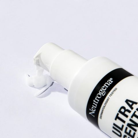 Kem Dưỡng Da Nhạy Cảm Neutrogena Ultra Gentle Daily Moisturiser 100ml - Cấp ẩm và làm dịu da hiệu quả, sản phẩm chăm sóc da mặt cho da nhạy cảm.
