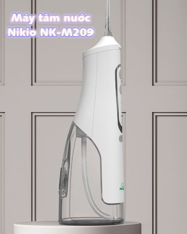Máy tăm nước cầm tay Nikio NK-M209 - Pin sạc 1500mAh, 4 vòi phun, chế độ điều chỉnh áp lực 40-120 PSI, chống nước IPX7, tiện dụng và hiệu quả.
