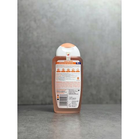 Dung dịch vệ sinh phụ nữ hằng ngày Femfresh Daily Wash 250ml - Nhập khẩu chính ngạch từ Anh, chăm sóc vùng kín an toàn và hiệu quả.