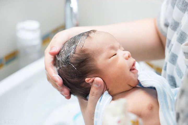 Dầu Gội Ngăn Ngừa Cứt Trâu Cho Trẻ Sơ Sinh & Em Bé Mustela 150ml 278822