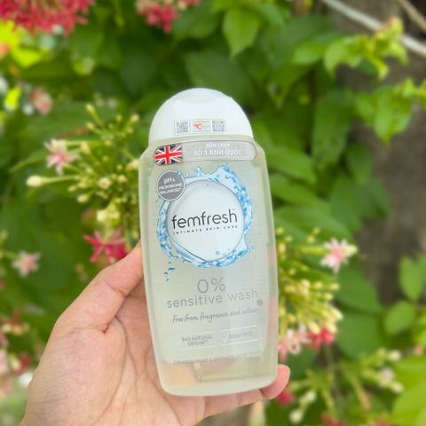 Dung dịch vệ sinh phụ nữ Femfresh 0% Sensitive Wash 250ml - Sạch sẽ, nhẹ nhàng cho da nhạy cảm, thuần chay, dưỡng ẩm, tươi mát 24h