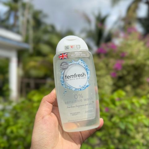 Dung dịch vệ sinh phụ nữ Femfresh 0% Sensitive Wash 250ml - Sạch sẽ, nhẹ nhàng cho da nhạy cảm, thuần chay, dưỡng ẩm, tươi mát 24h