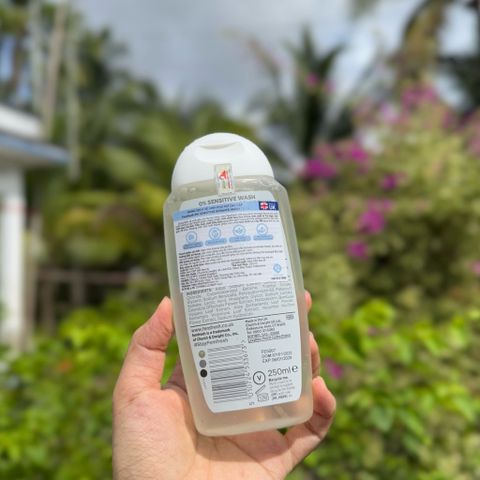 Dung dịch vệ sinh phụ nữ Femfresh 0% Sensitive Wash 250ml - Sạch sẽ, nhẹ nhàng cho da nhạy cảm, thuần chay, dưỡng ẩm, tươi mát 24h