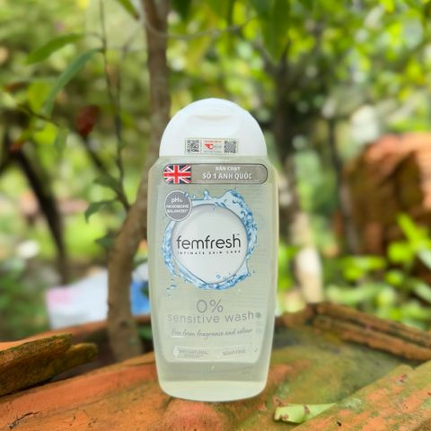 Dung dịch vệ sinh phụ nữ Femfresh 0% Sensitive Wash 250ml - Sạch sẽ, nhẹ nhàng cho da nhạy cảm, thuần chay, dưỡng ẩm, tươi mát 24h