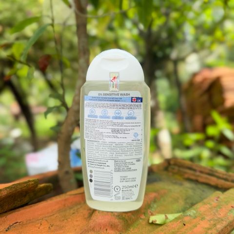 Dung dịch vệ sinh phụ nữ Femfresh 0% Sensitive Wash 250ml - Sạch sẽ, nhẹ nhàng cho da nhạy cảm, thuần chay, dưỡng ẩm, tươi mát 24h