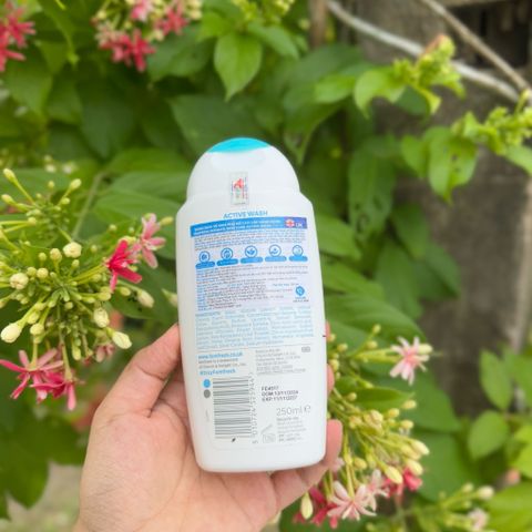Dung dịch vệ sinh phụ nữ Femfresh Active Wash 250ml - Tươi mát, năng động cho mọi độ tuổi, hỗ trợ vùng kín khỏe mạnh