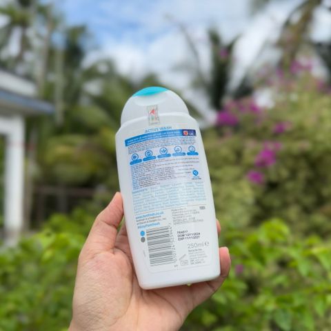 Dung dịch vệ sinh phụ nữ Femfresh Active Wash 250ml - Tươi mát, năng động cho mọi độ tuổi, hỗ trợ vùng kín khỏe mạnh