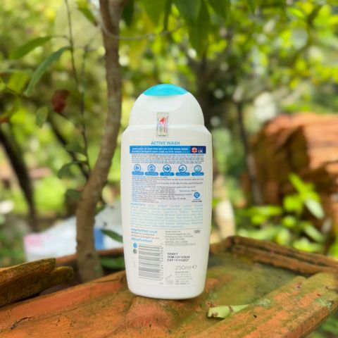 Dung dịch vệ sinh phụ nữ Femfresh Active Wash 250ml - Tươi mát, năng động cho mọi độ tuổi, hỗ trợ vùng kín khỏe mạnh