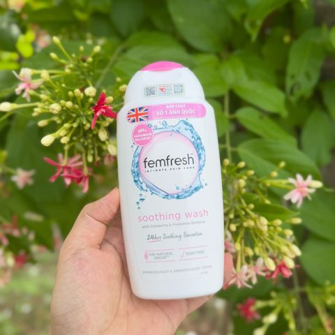 Dung dịch vệ sinh phụ nữ Femfresh Soothing Wash 250ml - Hỗ trợ kháng viêm, tươi mát, an toàn cho mọi phụ nữ.