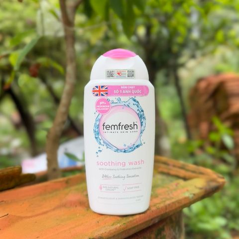 Dung dịch vệ sinh phụ nữ Femfresh Soothing Wash 250ml - Hỗ trợ kháng viêm, tươi mát, an toàn cho mọi phụ nữ.