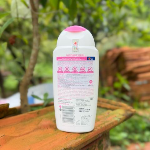 Dung dịch vệ sinh phụ nữ Femfresh Soothing Wash 250ml - Hỗ trợ kháng viêm, tươi mát, an toàn cho mọi phụ nữ.