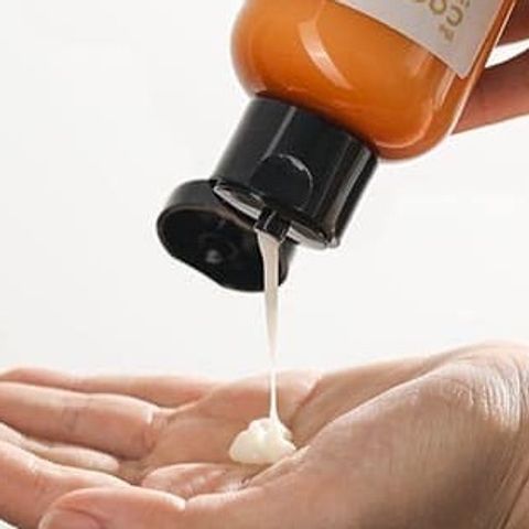 Sữa Rửa Mặt Nghệ Hưng Yên Cocoon 310ml - Làm Sáng Da, Giảm Vết Thâm, Cấp Ẩm Từ Chiết Xuất Nghệ và Cà Rốt