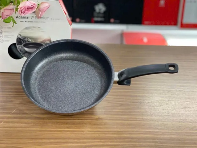 Chảo Fissler Adamant Premium 28cm - Chảo Inox Chống Dính Cao Cấp, Tương Thích Tất Cả Các Loại Bếp, Lớp Phủ Silicon Cacbua