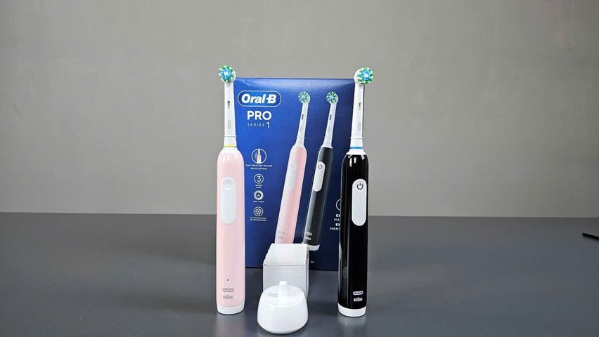 Bộ 2 Bàn Chải Đánh Răng Điện Oral-B Pro Series 1 Màu Đen & Hồng - Chăm Sóc Răng Miệng Hiệu Quả, Công Nghệ 3in1