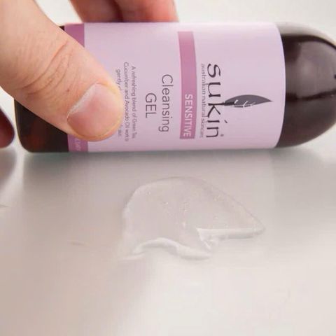 Sữa Rửa Mặt Dạng Gel Sukin Sensitive Cleansing 125ml - Chiết Xuất Trà Xanh, Hoa Cúc và Dưa Chuột, Dưỡng Da Nhạy Cảm Khoe Mạnh