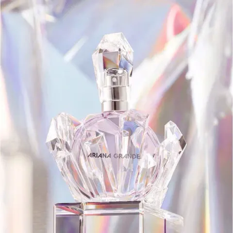 Nước hoa nữ Ariana Grande R.E.M Eau de Parfum 100ml - Hương thơm vũ trụ quyến rũ với quả sung, hoa oải hương và gỗ đàn hương.