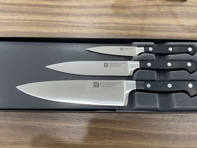 Bộ 3 Dao Zwilling Professional S - Bộ Dụng Cụ Nhà Bếp Chuyên Nghiệp, Lưỡi Dao Bền, Sắc, Chất Liệu Thép Cao Cấp