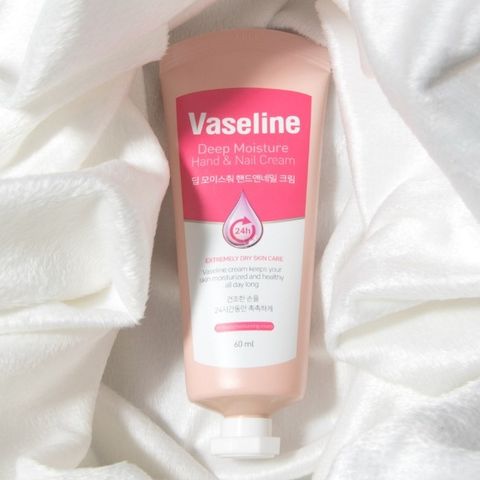 Kem Dưỡng Da Tay Vaseline Deep Moisture Hand & Nail Cream Và Móng giúp chăm sóc cho da tay mềm mại hơn 60ml