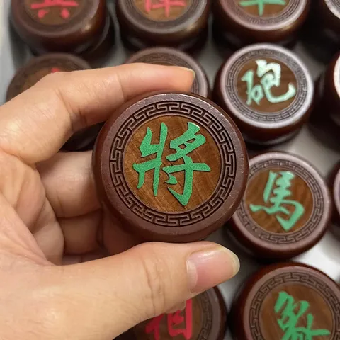 Bộ Cờ Tướng Gỗ Hamlock Đỏ 47mm Khắc Nổi Viền Hoa Văn - Đồ Chơi Giải Trí Truyền Thống Cho Gia Đình