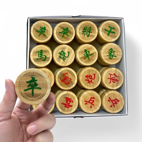 Bộ Cờ Tướng Gỗ Trúc Tự Nhiên Khắc Nổi - Cờ Chơi Nghệ Thuật Thủ Công, Quân Cờ Xanh Đỏ, Hộp Giấy Tiện Lợi