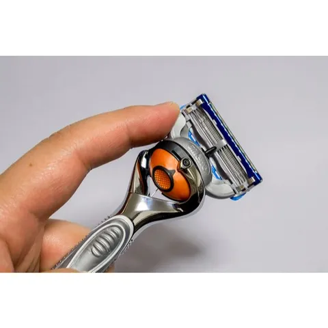 Dao cạo râu Nhật Bản Gillette Fusion Proglide 5 lưỡi cao cấp với cán và đầu bảo vệ - trải nghiệm cạo râu mượt mà, hiệu quả.