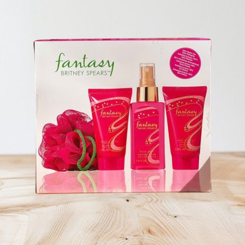 Set quà tặng Fantasy Britney Spears gồm bông tắm + sữa tắm + kem dưỡng body + xịt dưỡng tóc