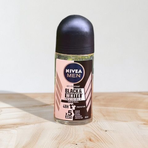Lăn Khử Mùi Nivea Men Black & White Invisible 50ml - Ngăn Vệt Ố Vàng, Chống Mồ Hôi, Hương Nam Tính 48 Giờ