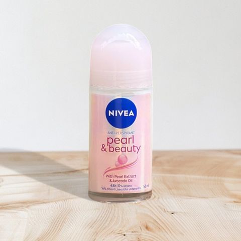 Lăn khử mùi Nivea Pearl & Beauty 50ml - Ngăn mùi 48 giờ, chiết xuất ngọc trai, dưỡng ẩm cho vùng da dưới cánh tay đẹp và quyến rũ