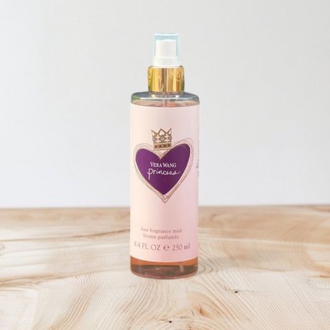 Xịt thơm toàn thân Vera Wang Princess 250ml - Nước hoa body mist mang phong cách nữ tính và quyến rũ, món quà hoàn hảo cho các tín đồ yêu thích sắc đẹp.