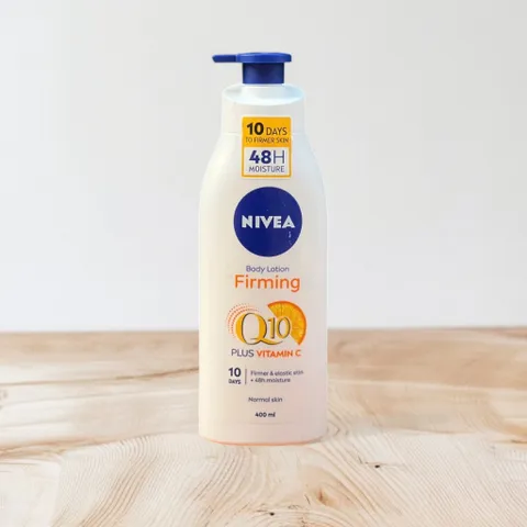 Dưỡng thể trắng da Nivea Light Body Lotion Firming Q10 + Vitamin C màu trắng cho da thường 400ml