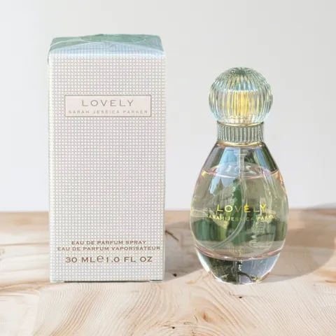 Nước hoa nữ Sarah Jessica Parker Lovely EDP 30ml - Hương thơm ngọt ngào, nữ tính, hoàn hảo cho mọi dịp sử dụng