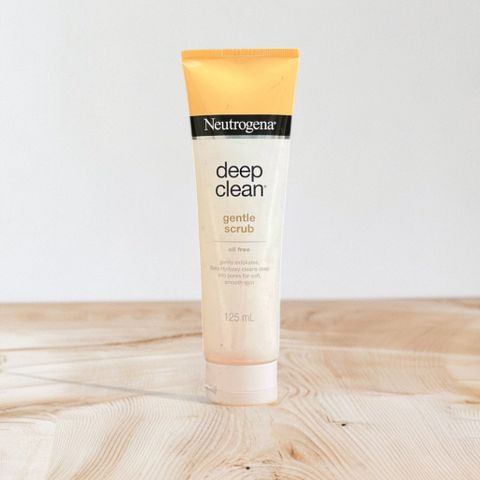 Sữa rửa mặt tẩy tế bào chết Neutrogena Deep Clean Gentle Scrub Oil Free 125ml
