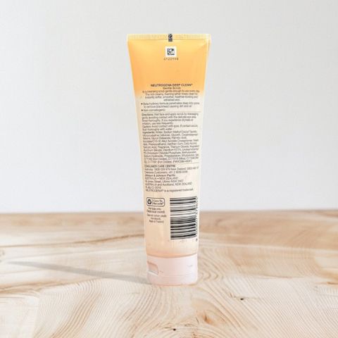 Sữa rửa mặt tẩy tế bào chết Neutrogena Deep Clean Gentle Scrub Oil Free 125ml