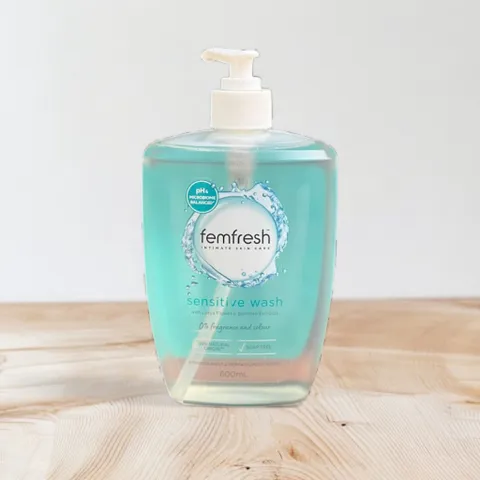 Dung dịch vệ sinh phụ nữ cho da nhạy cảm Femfresh Sensitive Wash 600ml - Sản phẩm an toàn, chất lượng từ Costco, Walmart, Chemist Úc