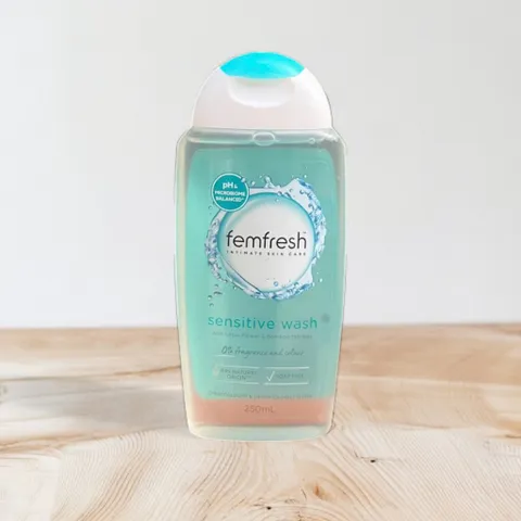 Dung dịch vệ sinh phụ nữ Femfresh Sensitive Wash 250ml