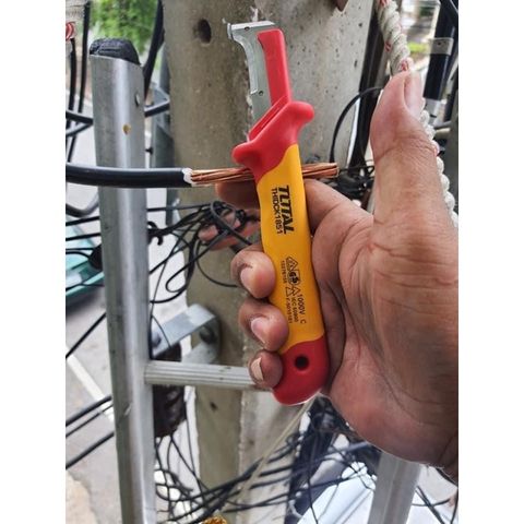 Dụng cụ tước dây điện lưỡi cong cách điện 1000V TOTAL THIDCK1851 - Công cụ tiện ích VDE/GS, tiêu chuẩn EN60900, dễ sử dụng và an toàn.